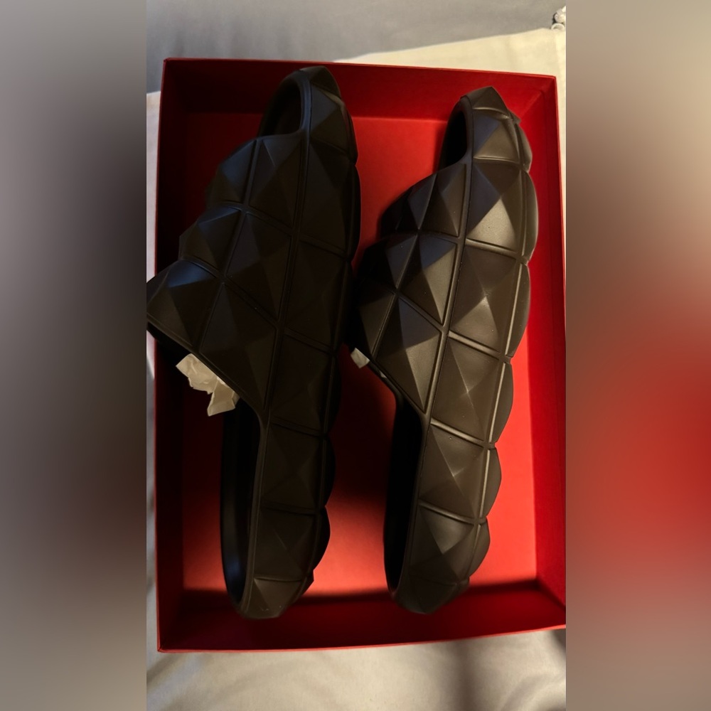 valentino garavani rubber slide
New never been worn
Brown
Size: 39 EU - Picture 9 of 12